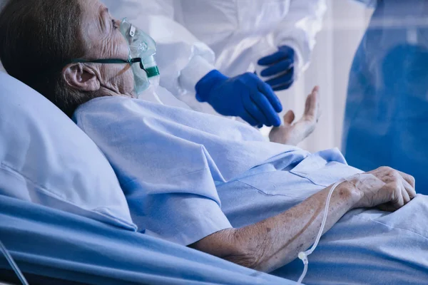 Заражений Пацієнт Тракетері Доктора Медсестри Рентгенівським Променем Карантині Лежить Ліжку Стокове Зображення