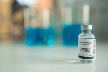 Laboratuvar tüpü koronası virüsü 19 aşısı. Yeni Corona virüsü aşılama ilaç konsepti için bilim adamı araştırması. Coronavirus COVID-19 aşı şişesi ve şırınga.