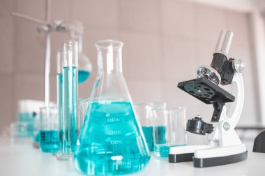 Virüs Corona Covid 19 aşısı örnekleriyle laboratuvar tüpü. Bilimsel laboratuvar ekipmanları. Yakın çekim. Salgın Hastalık ve Sağlık Aşısı kavramı.