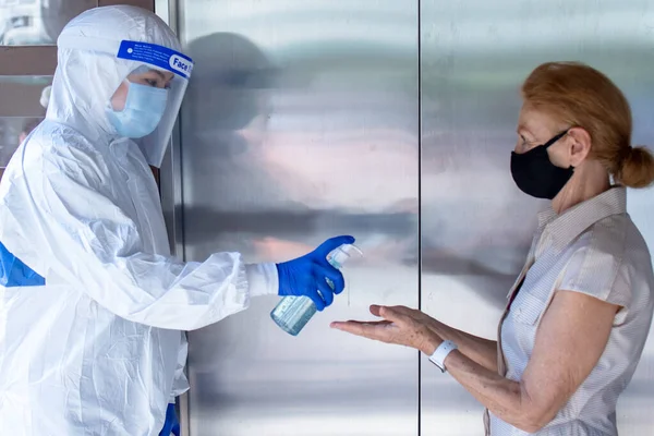 Officer Squeezing Gel People Hands Wash Hand Sanitizer Gel Dispenser — Φωτογραφία Αρχείου