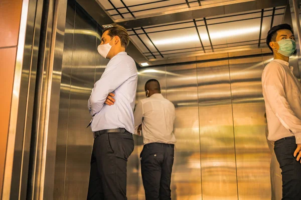 Соціальна Дистанція Ліфті Пасажирами Стоїть Кутку Від Спалаху Коронавірусної Ковірусної — стокове фото