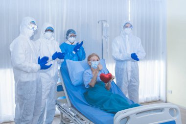 Başarılı iyileşen hasta yatakta dinleniyor. Covid-19 salgını sırasında küçük kalbini tut..