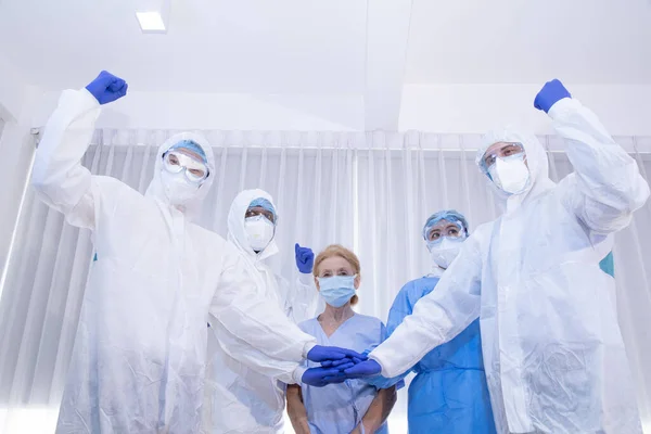 Doktor ve hemşire ekibinin zaferi hastayı hastaneden kurtardı. İyileşen hasta ve tıbbi ekip Covid-19 salgınını kazandı. Sağlık Sigortası, mutlu hasta, takım çalışması, el çabukluğu kavramını yükseltin