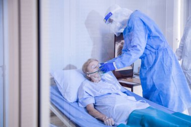 Hastalıklı hastayla ilgilenen hemşire hastanede yatıyor ve doktorla ilgileniyor. Karantina odasında akciğer röntgeni. Coronavirus covid 19 hastalığı vakası..