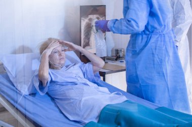 Hastanenin karantina odasındaki yatakta yatarken enfekte olmuş 19 hastanın ümitsiz ruh hali. Coronavirus covid 19 hastalığı. Corona virüsü dünya çapında sosyal bir sorundur.