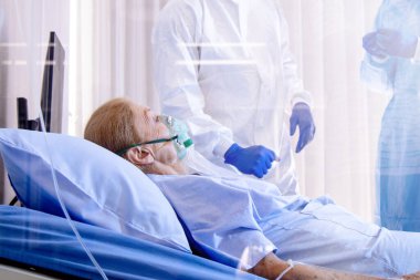 Hastanenin karantina odasındaki yatakta yatarken enfekte olmuş 19 hastanın ümitsiz ruh hali. Coronavirus covid 19 hastalığı. Corona virüsü dünya çapında sosyal bir sorundur.
