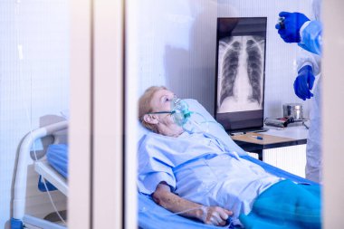 Hastanenin karantina odasındaki yatakta yatarken enfeksiyon kapmış kovid19 hastasında ümitsiz bir ruh hali. Coronavirus covid 19 hastalığı. Corona virüsü dünya çapında sosyal sorun kavramı.