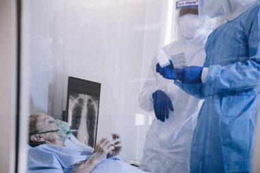 Coronavirus covid 19 hastalığından dolayı hastanedeki karantina odasında hasta X-ray akciğeri olan doktor ve hemşire. Covid19 veya corona virüsü dünya çapında sosyal bir konsepttir..