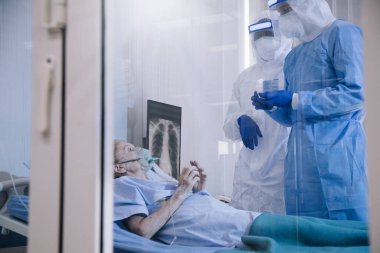 Coronavirus covid 19 hastalığından dolayı hastanedeki karantina odasında hasta X-ray akciğeri olan doktor ve hemşire. Covid19 veya corona virüsü dünya çapında sosyal bir konsepttir..