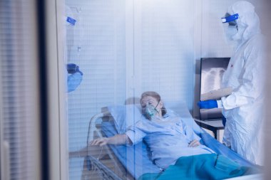 Coronavirus covid 19 hastalığından dolayı hastanedeki karantina odasında hasta X-ray akciğeri olan doktor ve hemşire. Covid19 veya corona virüsü dünya çapında sosyal bir konsepttir..