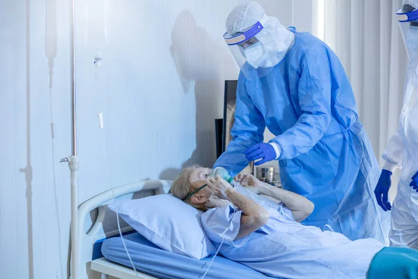 Doctor Nurse Takecare Infected Covid19 Patient Lying Bed Quarantine Room — Stock Photo, Image