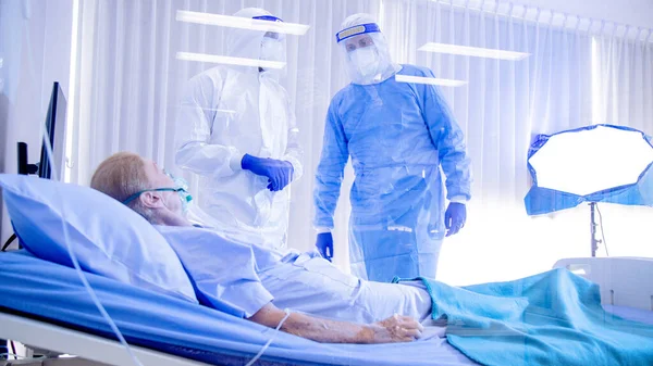 Arts Verpleegkundige Nemen Ecare Van Infected Covid19 Patiënt Tijdens Het — Stockfoto