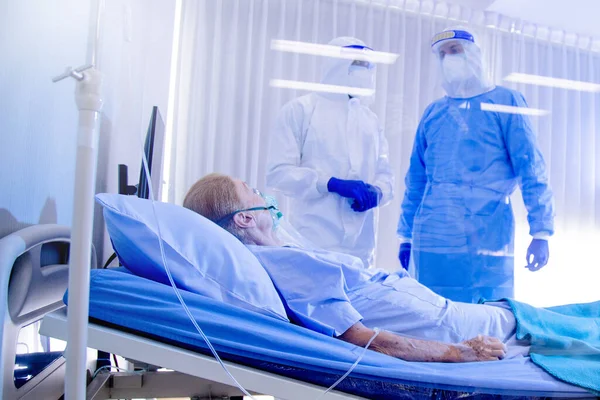 Doctor Nurse Takecare Infected Covid19 Patient Lying Bed Quarantine Room — Stock Photo, Image