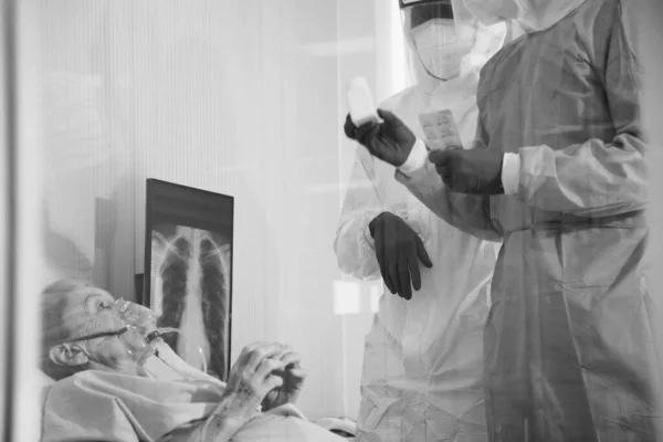 Dokter Verpleegkundige Met Geïnfecteerde Patiënt Ray Lung Quarantaine Kamer Het — Stockfoto