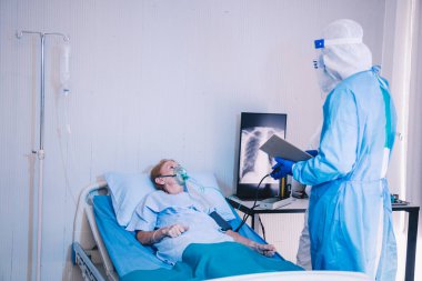 Gürültü arkaplan resmi. Hastalıklı kovid19 hastasında umutsuzca bir ruh hali var. Hastanenin karantina odasında yatarken..