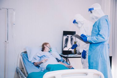 Coronavirus covid 19 hastalığından dolayı hastanedeki karantina odasında hasta X-ray akciğeri olan doktor ve hemşire. Covid19 veya corona virüsü dünya çapında sosyal bir konsepttir..