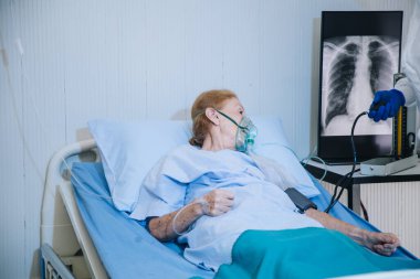Hastanenin karantina odasındaki yatakta yatarken enfeksiyon kapmış kovid19 hastasında ümitsiz bir ruh hali. Coronavirus covid 19 hastalığı. Corona virüsü dünya çapında sosyal sorun kavramı.