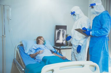 Coronavirus covid 19 hastalığından dolayı hastanedeki karantina odasında hasta X-ray akciğeri olan doktor ve hemşire. Covid19 veya corona virüsü dünya çapında sosyal bir konsepttir..