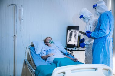 Coronavirus covid 19 hastalığından dolayı hastanedeki karantina odasında hasta X-ray akciğeri olan doktor ve hemşire. Covid19 veya corona virüsü dünya çapında sosyal bir konsepttir..
