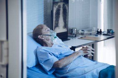 Hastanenin karantina odasındaki yatakta yatarken enfeksiyon kapmış kovid19 hastasında ümitsiz bir ruh hali. Coronavirus covid 19 hastalığı. Corona virüsü dünya çapında sosyal sorun kavramı.