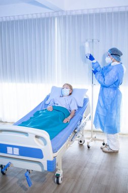 Yaşlı kadın hastalar, koronavirüs enfeksiyonu geçirdikten sonra hastane yataklarında umutsuzluğa kapıldılar - kovid19. Tıbbi ekip tam tedavi uyguluyor..