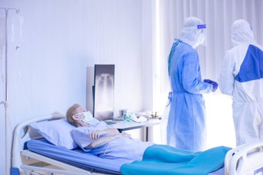 Coronavirus covid 19 hastalığından dolayı hastanedeki karantina odasında hasta X-ray akciğeri olan doktor ve hemşire. Covid19 veya corona virüsü dünya çapında sosyal bir konsepttir..