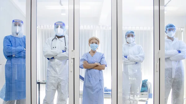 其中5人是多特 护士和病人 他们都在检疫室外面看 他们都是感染了考罗那病毒的病人 感染病毒感染的病人在医院用大肠埃希菌共19种疾病治疗 — 图库照片