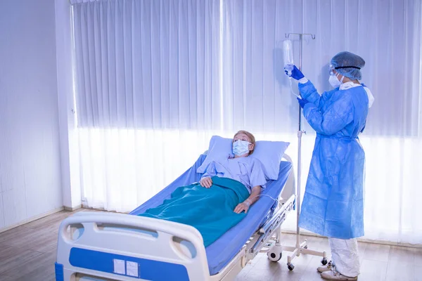 Старі Пацієнтки Зневірилися Лікарняних Ліжках Після Зараження Коронавірусом Ковідом19 Медична — стокове фото