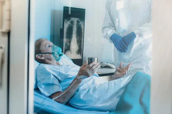 Старі Пацієнтки Зневірилися Лікарняних Ліжках Після Зараження Коронавірусом Ковідом19 Медична Ліцензійні Стокові Фото