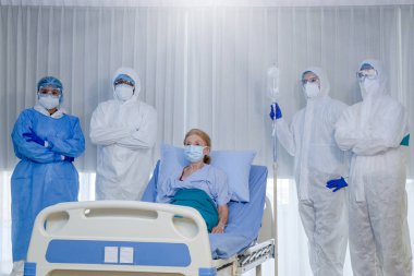 Yaşlı kadın hasta, Coronavirus veya COVID19 'dan sonra sağlık ekibinin geçmişine sahip tekerlekli sandalyede küçük bir kalp taşıyor. Başarı kavramı aşıyı ve takım çalışmasını keşfetti.