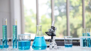 Laboratuvar tüpü koronası virüsü 19 aşısı. Yeni Corona virüsü aşılama ilaç konsepti için bilim adamı araştırması. Coronavirus COVID-19 aşı şişesi ve şırınga.