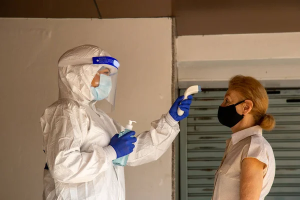 Social Afstand Koncept Officer Iført Respirator Maske Til Bruge Infrarød - Stock-foto