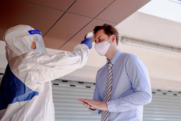 Social Afstand Koncept Officer Iført Respirator Maske Til Bruge Infrarød - Stock-foto