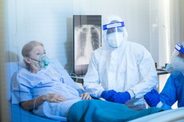 Hastalar karantina odasında karantinaya alınmış dışarı bakıyorlardı. Enfeksiyonun Coronavirüs COVID19 yayılmasını önlemek için.. 