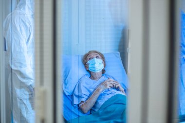 Hastalar karantina odasında karantinaya alınmış dışarı bakıyorlardı. Enfeksiyonun Coronavirüs COVID19 yayılmasını önlemek için.. 