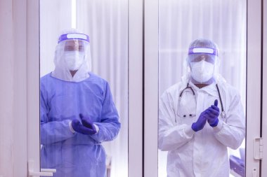 Sağlık Ekibi ayakta alkışlıyor ve Koronavirüs karşıtlarına teşekkür ediyor..