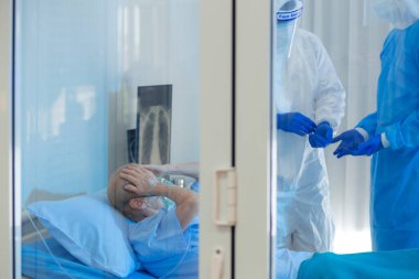 Sağlık ekibi Coronavirus covid 19 enfeksiyonlu yaşlı kadın hastalara daha iyi semptomlar gösterip tedavi etmeye çalışıyor..