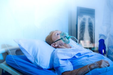 Sağlık ekibi Coronavirus covid 19 enfeksiyonlu yaşlı kadın hastalara daha iyi semptomlar gösterip tedavi etmeye çalışıyor..