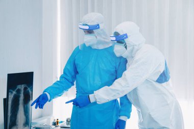 Tıbbi Ekip, yaşlı kadın çeyrek odada koronavirüs enfeksiyonu geçirdikten sonra hastanın geçmişini araştırıyor..