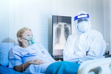 Tıbbi Ekip, yaşlı kadın çeyrek odada koronavirüs enfeksiyonu geçirdikten sonra hastanın geçmişini araştırıyor..