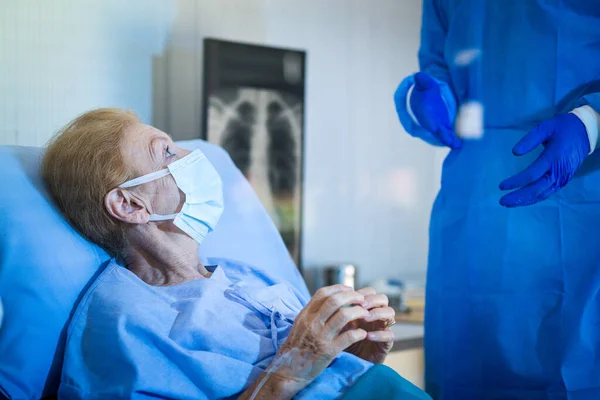 Medisch Team Investeert Patiëntengeschiedenis Nadat Oude Vrouw Geïnfecteerd Met Het — Stockfoto