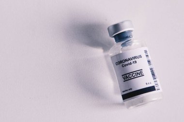 Test tüpleri COVID19 ya da Novel Corona salgını salgınına odaklan. PPE 'deki laboratuvar teknisyeni. Kişisel Koruyucu Ekipman. Hastane laboratuvarında kan tüpü testi yapıyorlar..