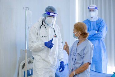 Tıbbi ekip zafer kazandı. Doktor ve hemşire ekibi az önce hastayı hastanede iyileştirdi. İyileşen hasta Covid-19 virüsünü kazandı. Sağlık sigortası, mutlu hasta, takım çalışması konsepti.