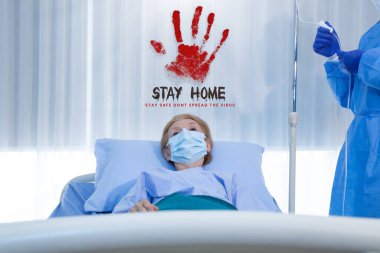 Coronavirus covid 19 hastalığından dolayı hastanede yatan hasta doktor ve hemşirenin bakımı altında.. 
