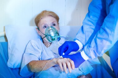 Coronavirus covid 19 hastalığından dolayı hastanede yatan hasta doktor ve hemşirenin bakımı altında.. 