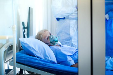Coronavirus covid 19 hastalığından dolayı hastanede yatan hasta doktor ve hemşirenin bakımı altında.. 