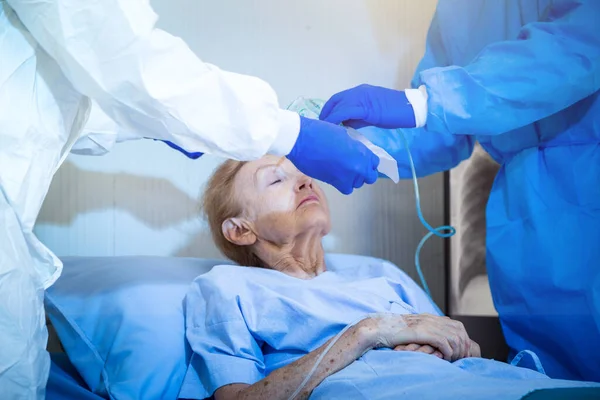 Geïnfecteerde Patiënt Bij Het Nemen Van Een Dokters Verpleegkundige Bed — Stockfoto