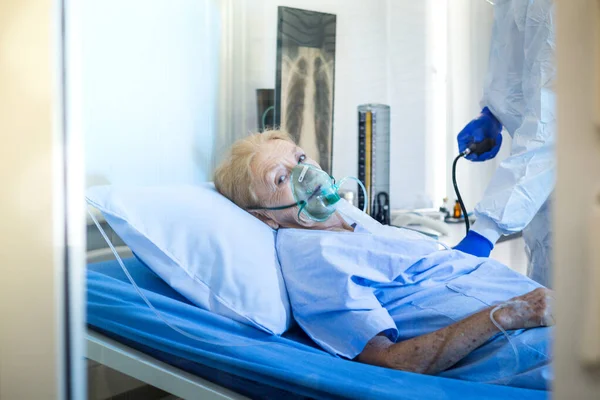 Coronavirus covid 19 hastalığından dolayı hastanede yatan hasta doktor ve hemşirenin bakımı altında.. 