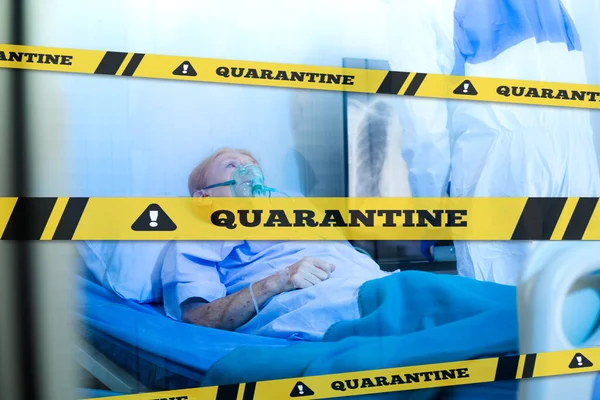 Заражений Пацієнт Прийом Доктора Медсестри Лежить Ліжку Лікарні Від Коронавірусної — стокове фото