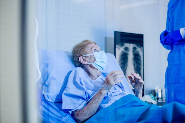 Geïnfecteerde Patiënt Bij Het Nemen Van Een Dokters Verpleegkundige Bed — Stockfoto